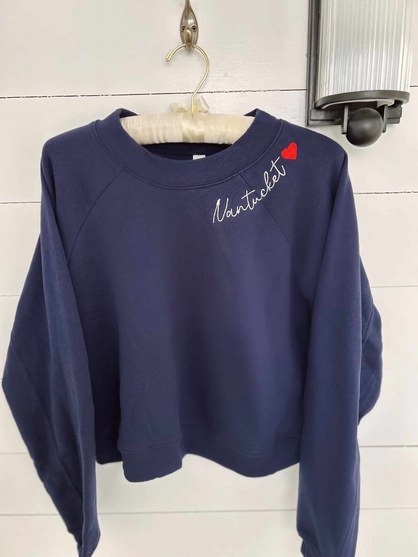 CROP RAGLAN NANTUCKET WITH HEART EMBROIDERY